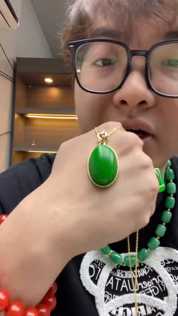 翡翠未镶嵌吊坠(赠链)木左色无封底鸽子蛋吊坠