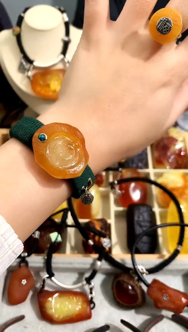 未镶嵌琥珀裸石似玉