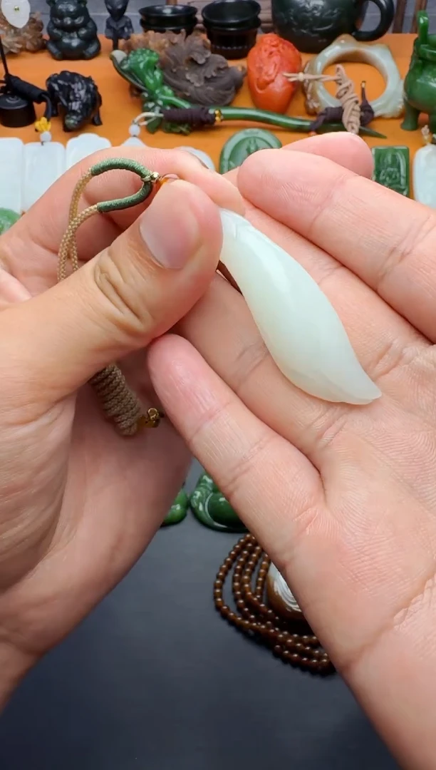 和田玉未镶嵌颈饰玉兰花 01
