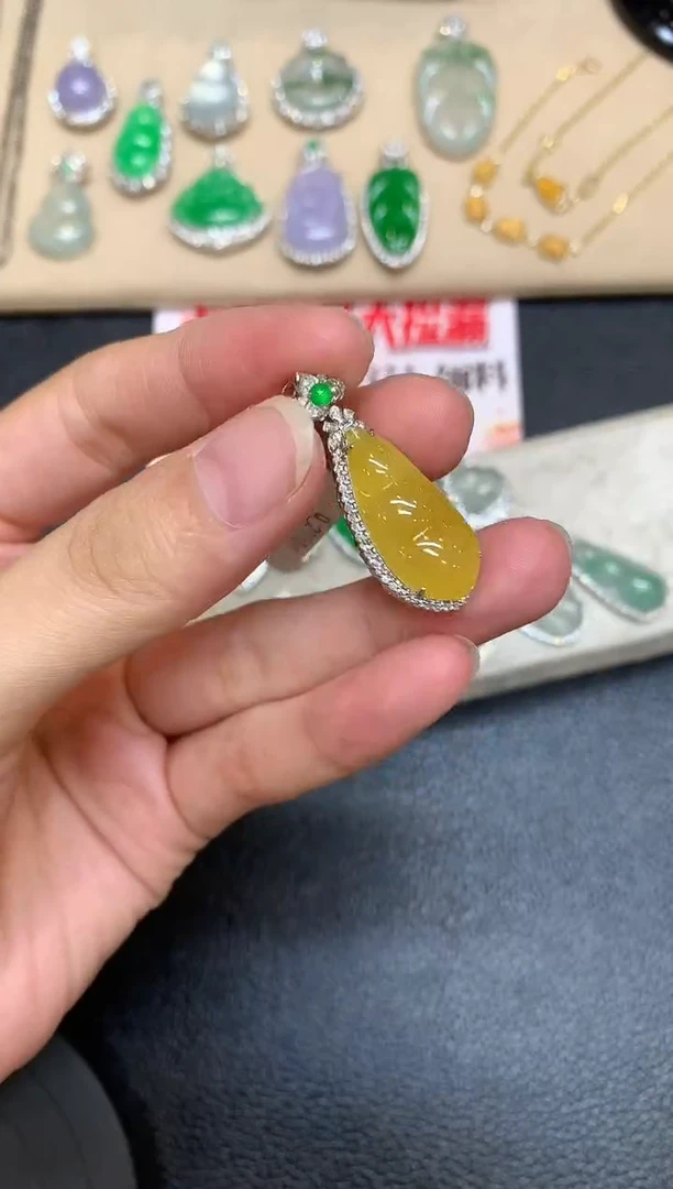 颈饰18K金镶嵌翡翠福豆【无服务费