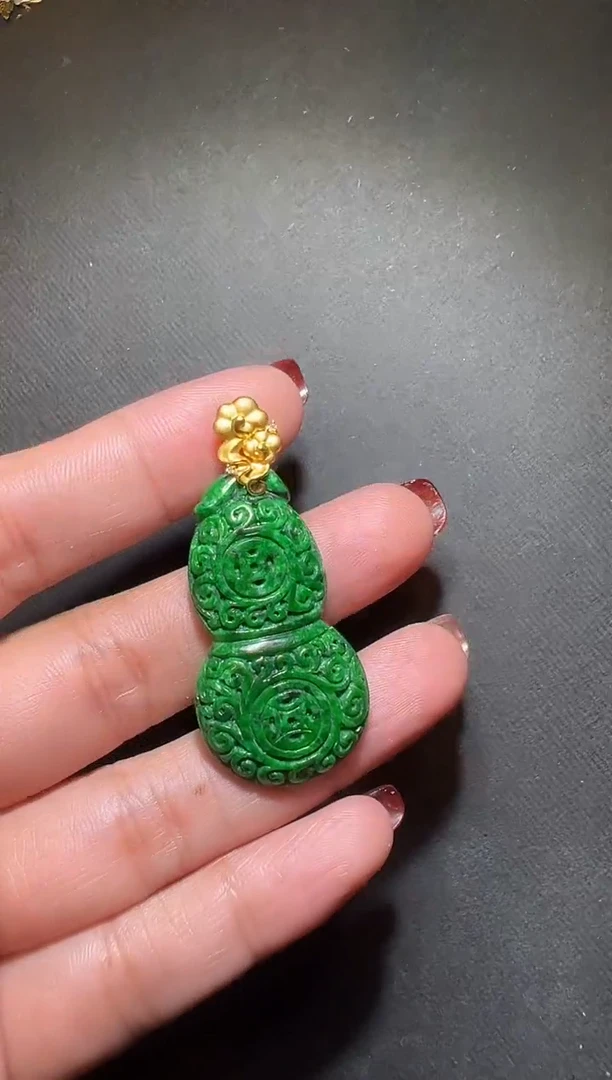 颈饰18K金镶嵌翡翠翡翠葫芦吊坠