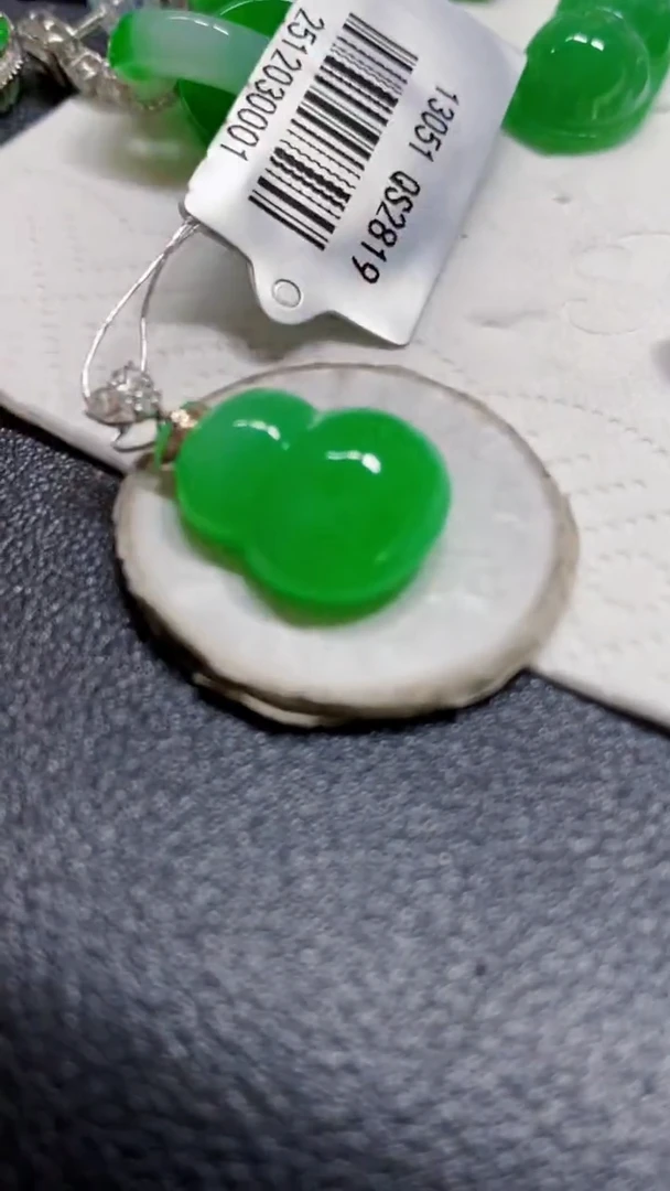颈饰18K金镶嵌翡翠葫芦
