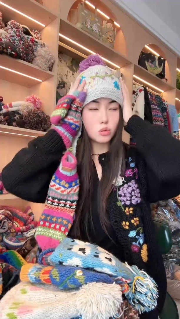 羊毛绣花帽子