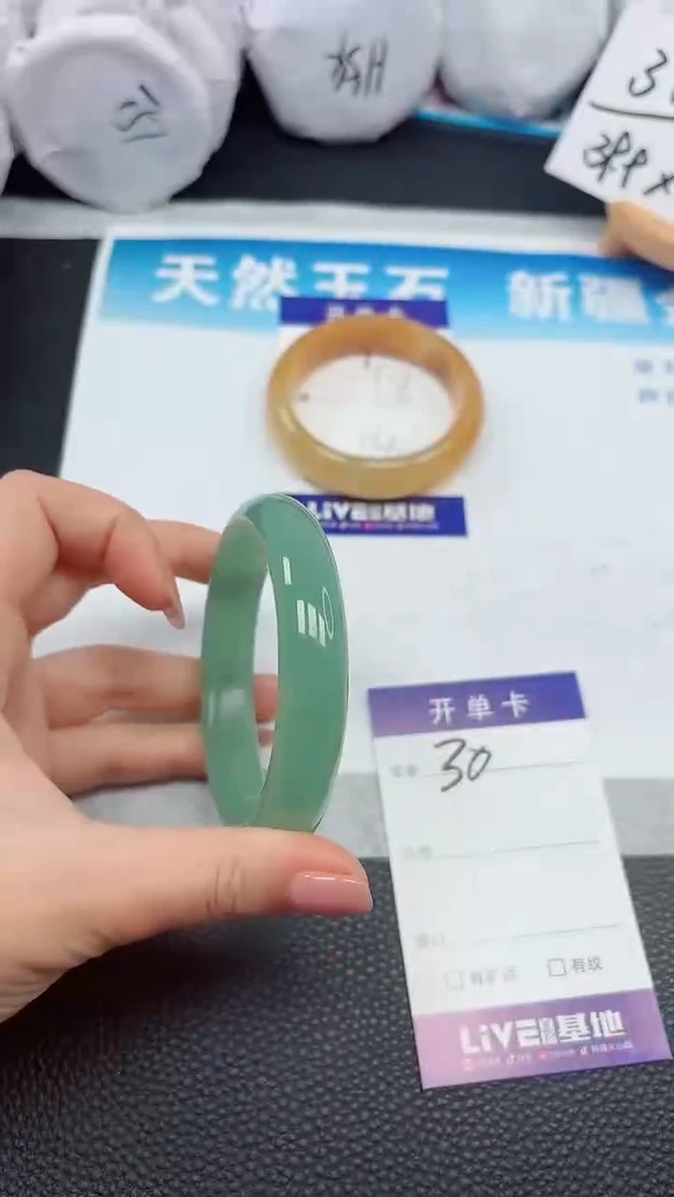 【闪购商品】石英质玉手镯未镶嵌30