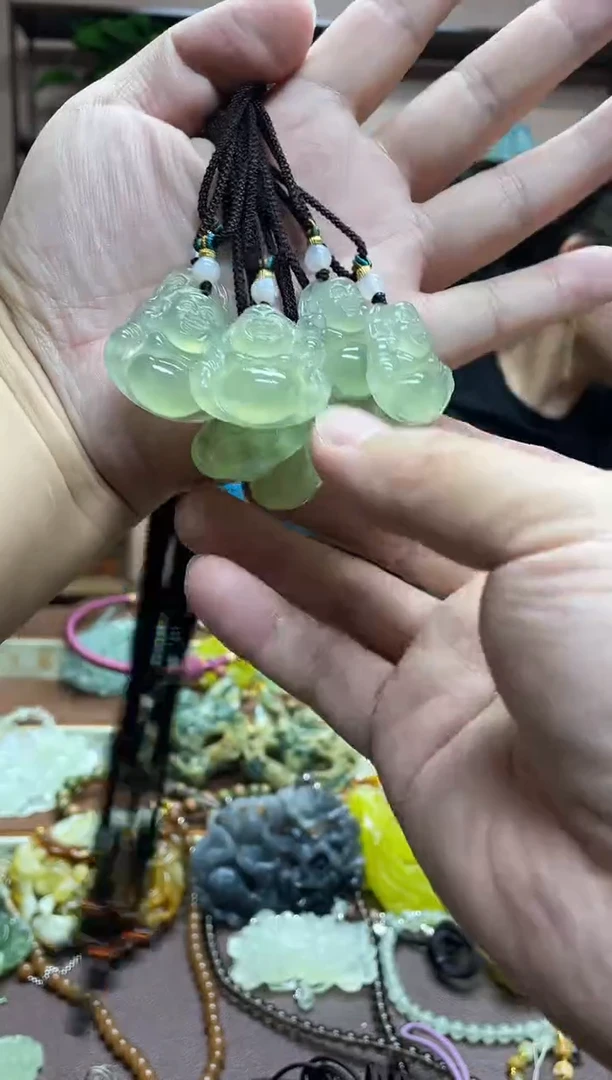 未镶嵌岫玉颈饰多样性发货发其中之一