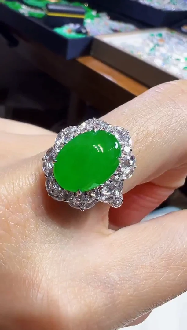 18K金镶嵌戒指翡翠蛋面