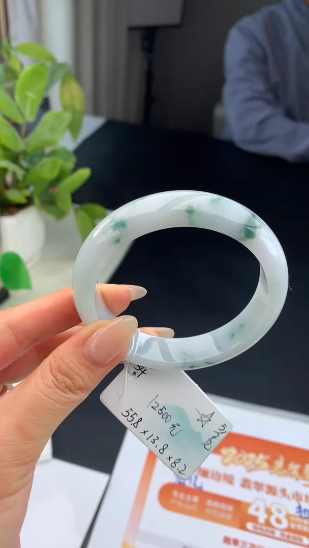 【闪购商品】翡翠手镯未镶嵌 #情人节#送礼，下单联系客服核对地址~
