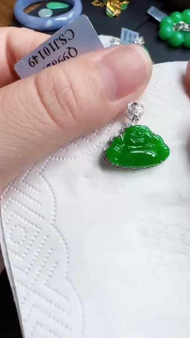 颈饰18K金镶嵌翡翠佛