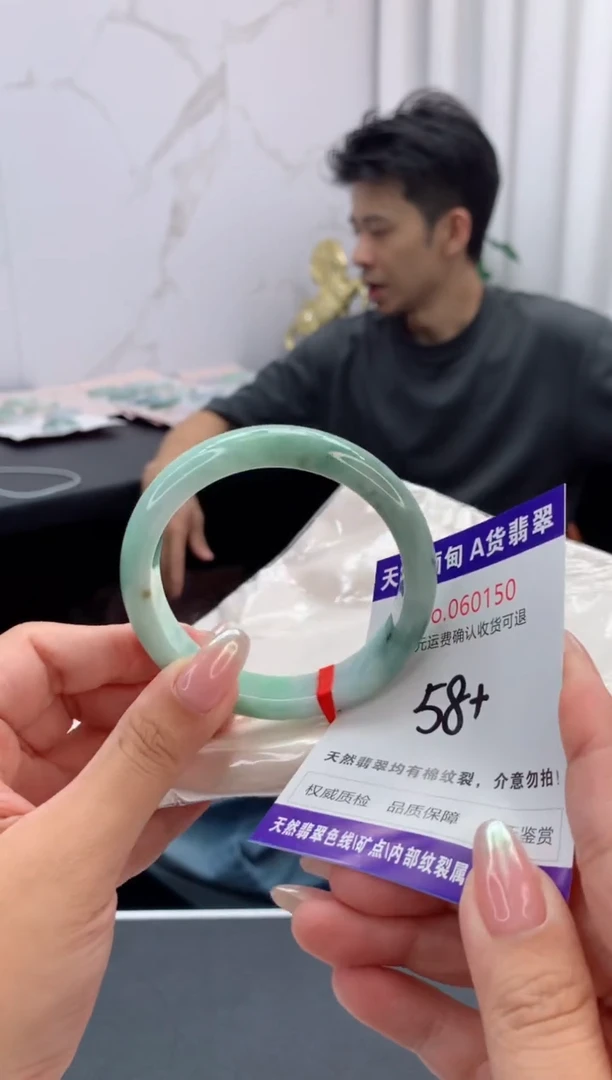 翡翠手镯未镶嵌有纹，完美者勿拍