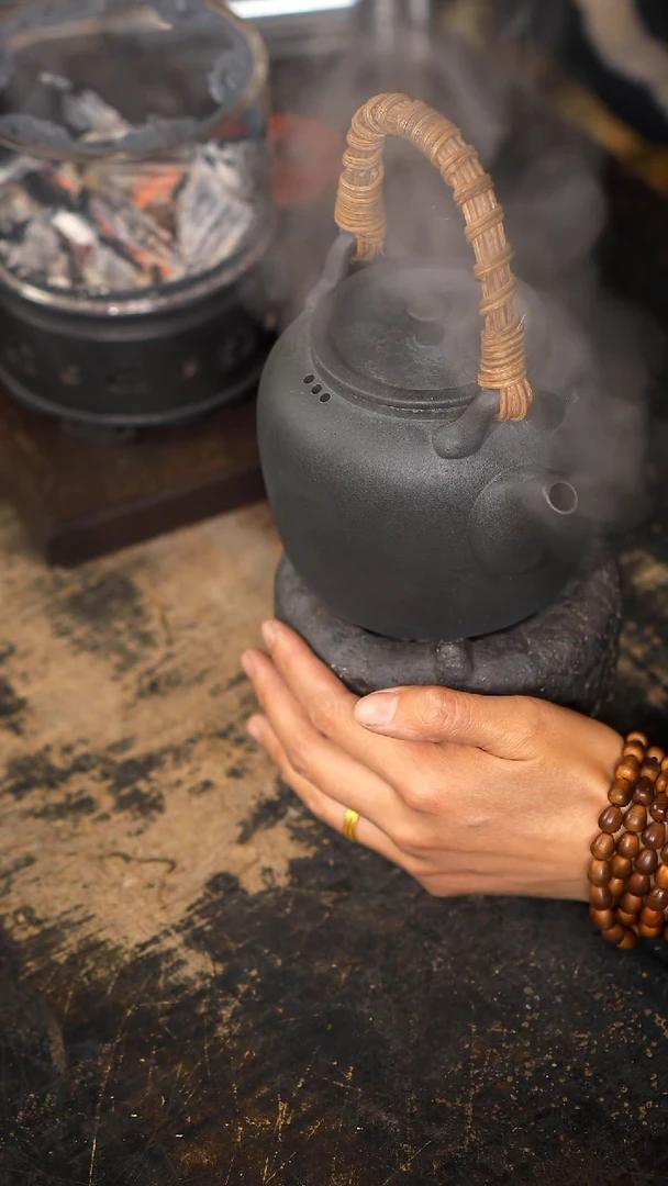 【闪购商品】精美的火山石壶六百cc