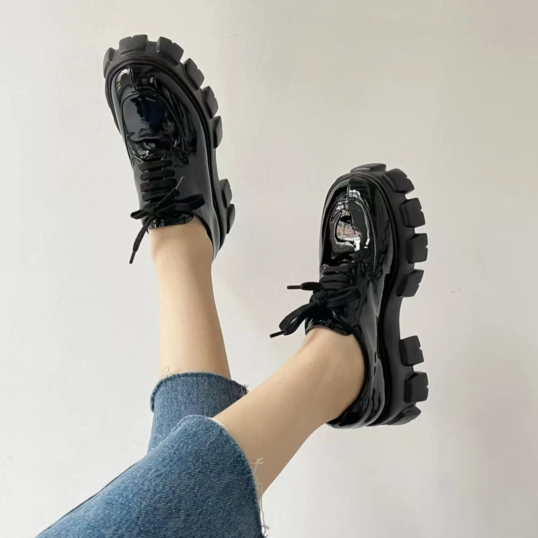 未使用 Prada/普拉达 /六六/女款黑色漆皮三角标厚底乐福鞋