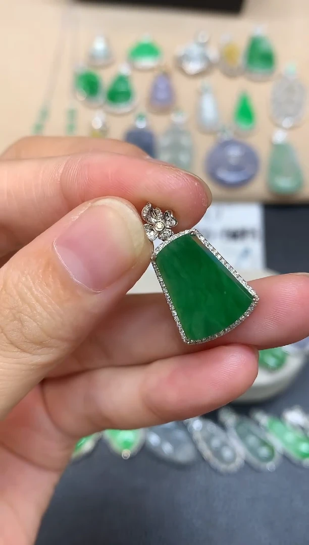 颈饰18K金镶嵌翡翠无事牌【无服务费