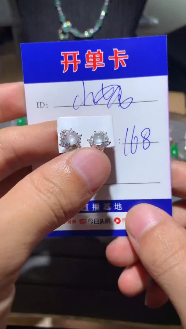 【闪购商品】翡翠耳饰银S925镶嵌泡芙小妮