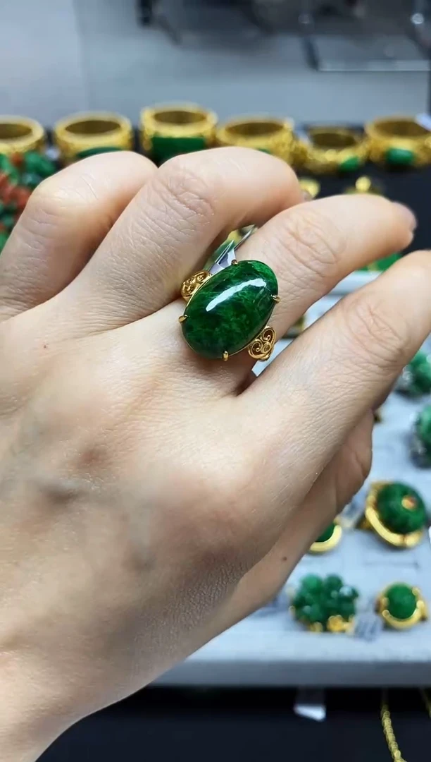 颈饰未镶嵌翡翠戒指