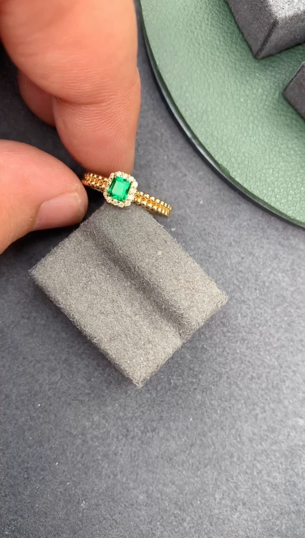 【闪购商品】祖母绿戒指18K金镶嵌30分祖母绿戒指