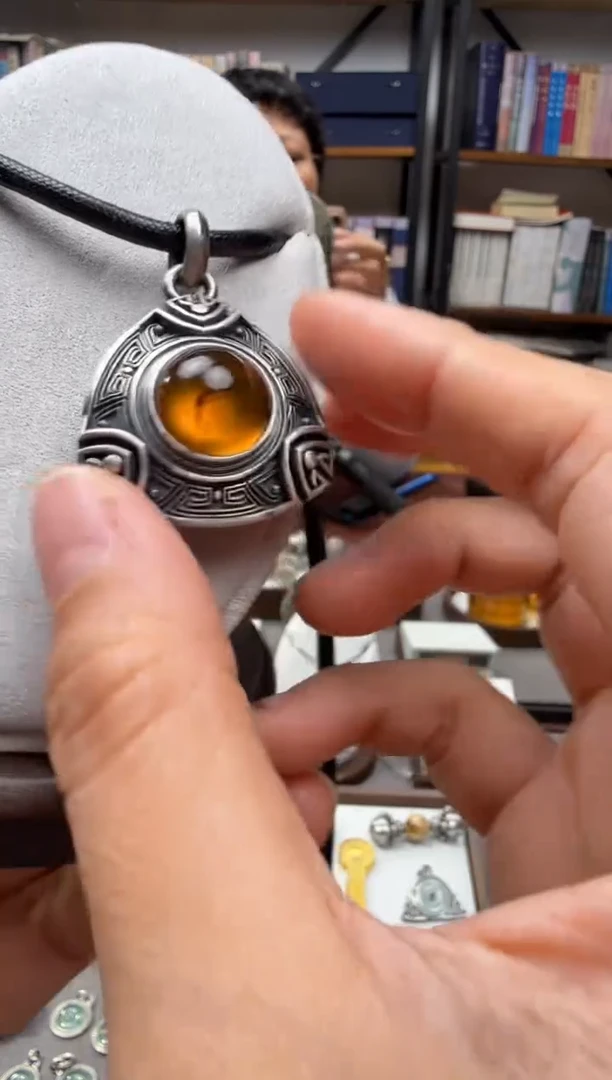 琥珀颈饰未镶嵌虫珀