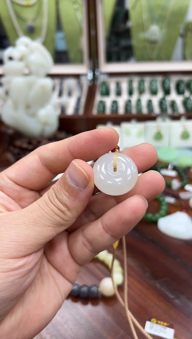 颈饰未镶嵌和田玉野牛沟平安扣