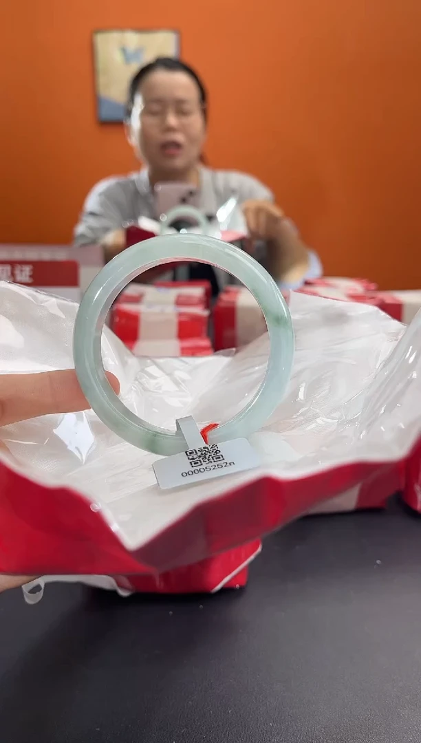 翡翠手镯未镶嵌翡翠手镯（微瑕）