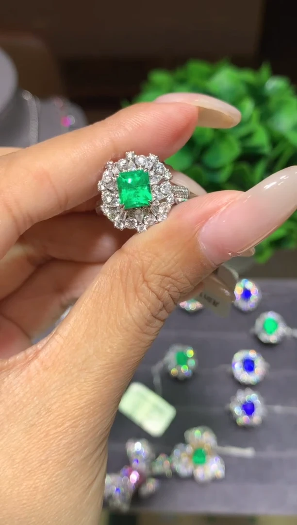 18K金镶嵌戒指祖母绿1.48CT