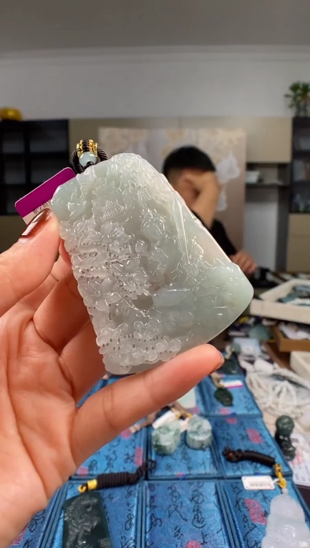 颈饰未镶嵌翡翠  多样性发其一