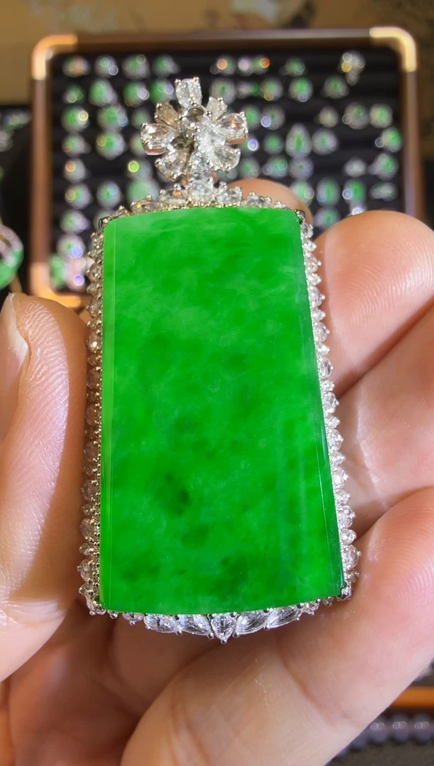 【闪购商品】翡翠吊坠(赠链)18K金镶嵌满绿浓阳绿无事牌一刀切