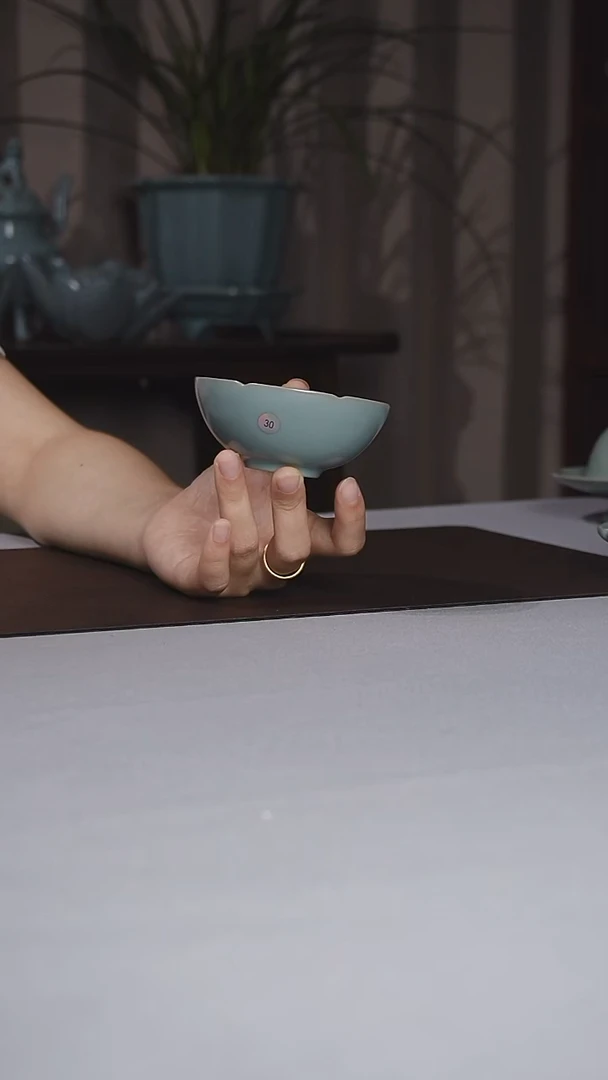 30号微瑕葵口杯，