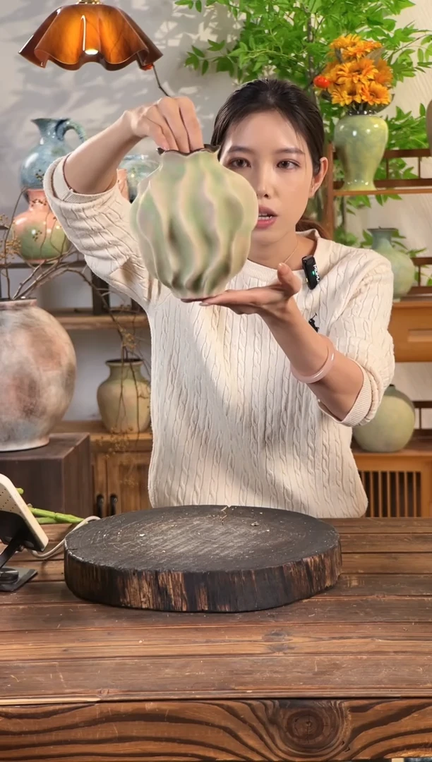 苔点绿-丝瓜纹小号花瓶