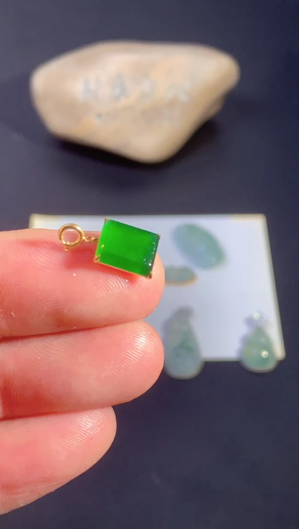 颈饰18K金镶嵌翡翠