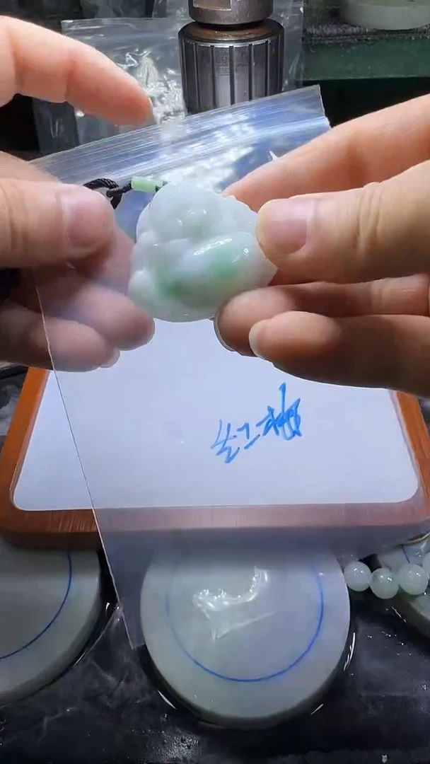 翡翠未镶嵌颈饰佛公