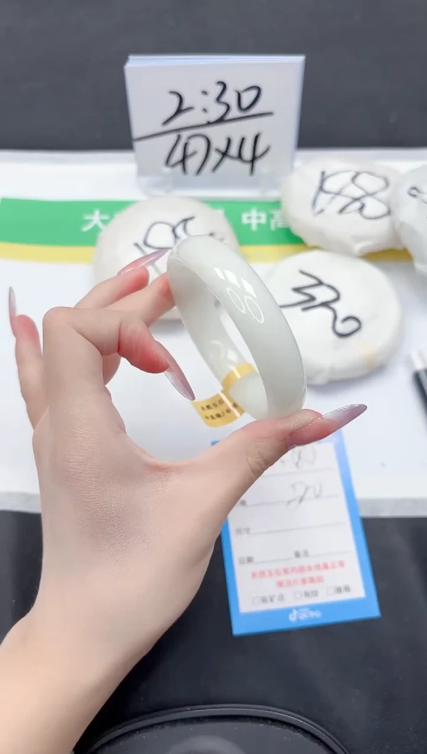 和田玉手镯未镶嵌186-56.5