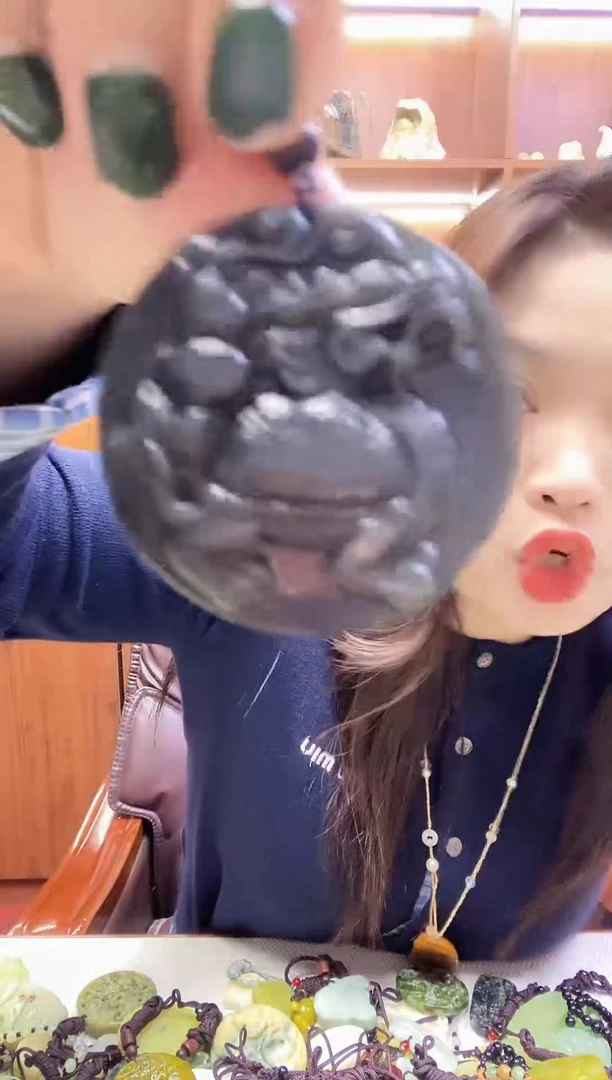 未镶嵌蛇纹石玉吊坠