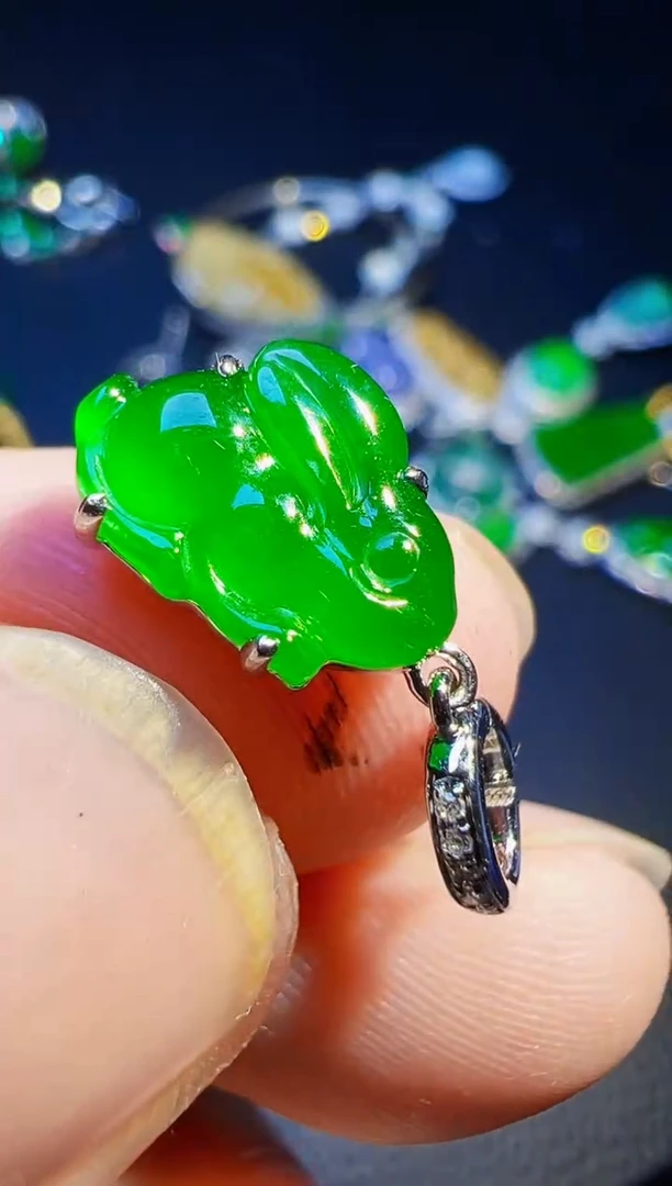 颈饰18K金镶嵌翡翠小*翡翠