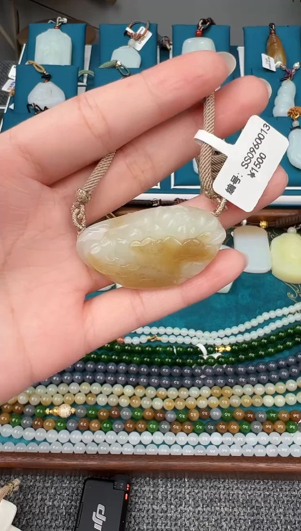颈饰未镶嵌和田玉吊坠  SS