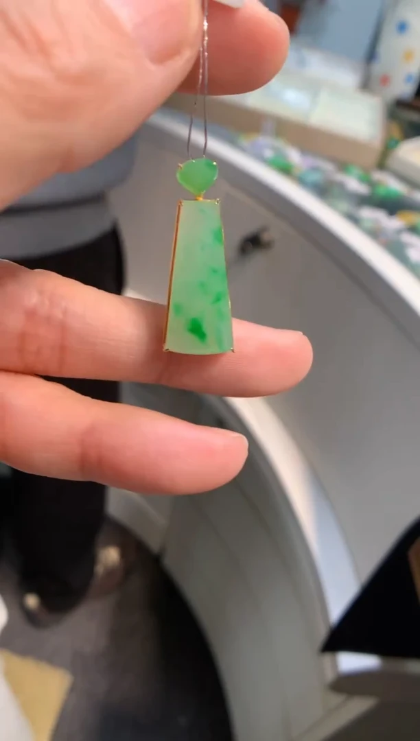 颈饰18K金镶嵌翡翠无事牌