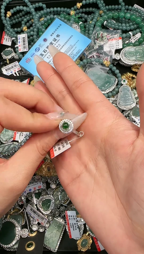 【闪购商品】翡翠吊坠(赠链)未镶嵌天然翡翠A货