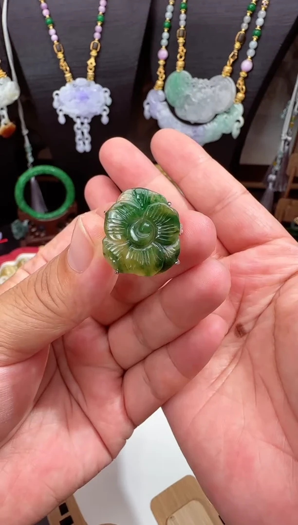 颈饰未镶嵌翡翠戒指