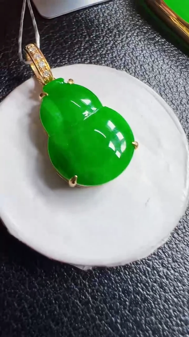 颈饰18K金镶嵌翡翠葫芦