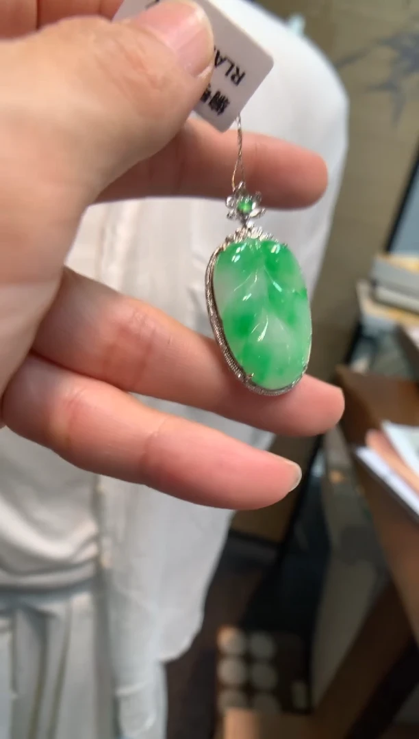 翡翠18K金镶嵌颈饰叶子