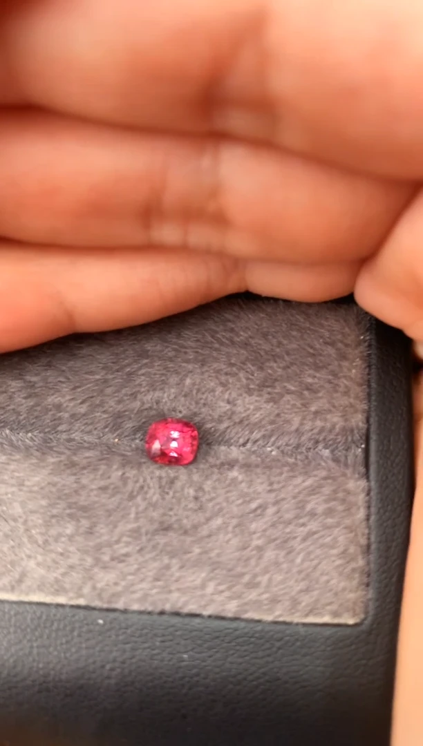 未镶嵌裸石定制尖晶石枕型 高色色调 1.09ct