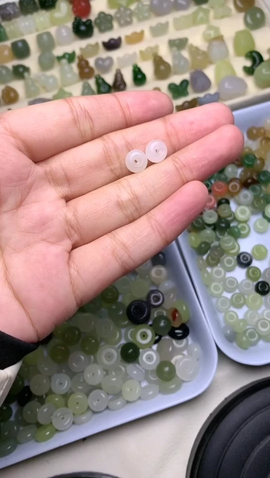 颈饰未镶嵌和田玉一对
