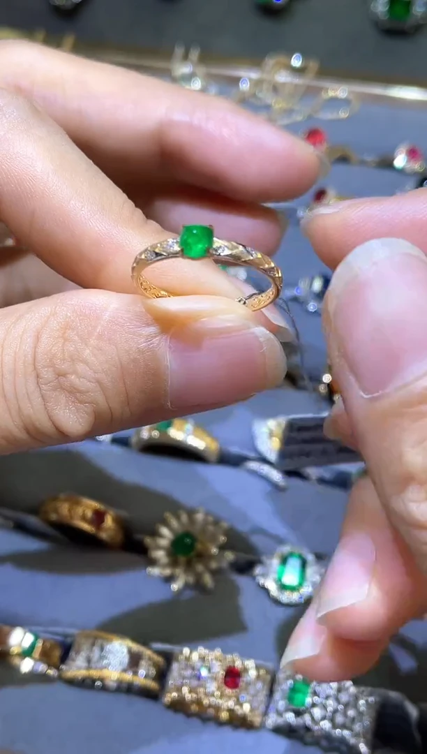 祖母绿戒指18K金镶嵌0.35ct