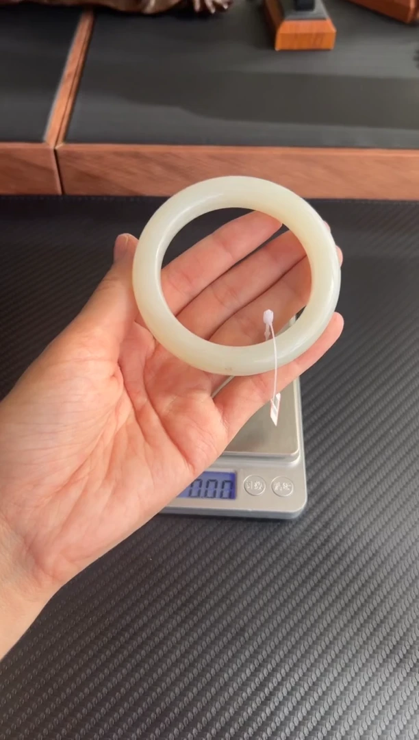 和田玉手镯未镶嵌黑山微色差57M