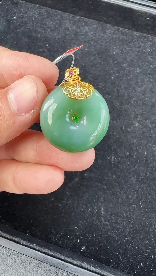 颈饰18K金镶嵌和田玉平安扣