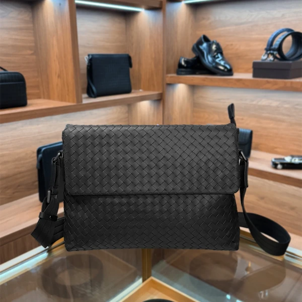 BV头层胎牛皮纯手工编织斜跨单肩包男包休闲时尚新款男士邮差包