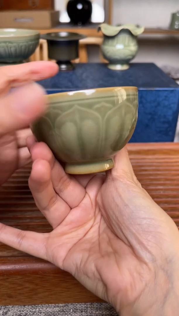 瓷器耀州窑橄榄绿禅定莲瓣杯