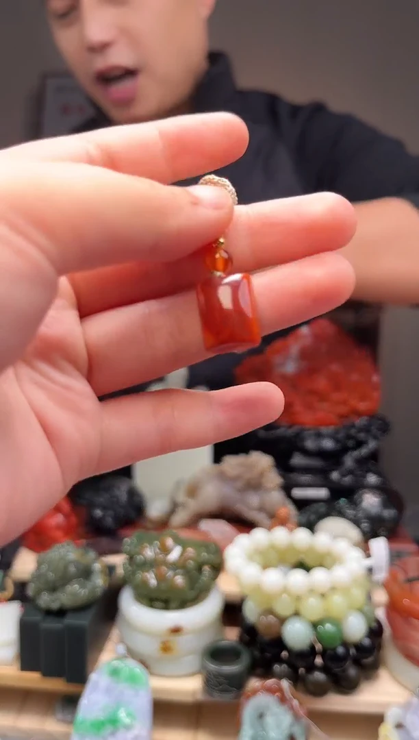 颈饰未镶嵌南红玛瑙吊坠