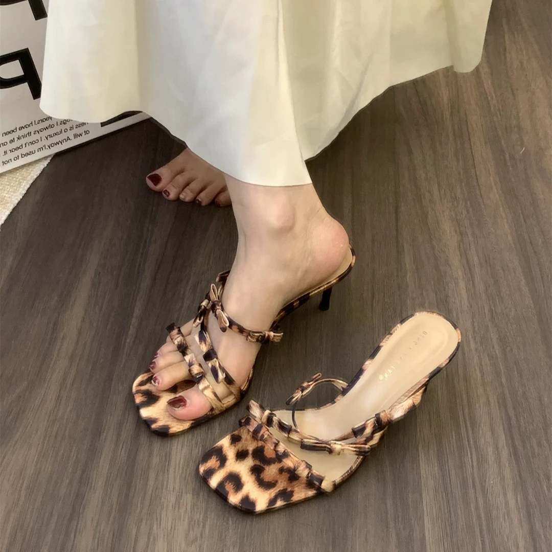夏季时尚百搭露趾女鞋甜美蝴蝶结绸缎凉鞋2025法式气质方头高跟鞋