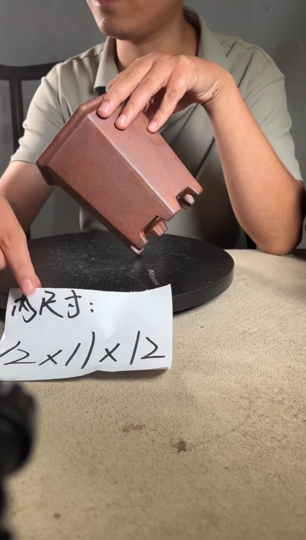 A宜兴紫砂小花盆