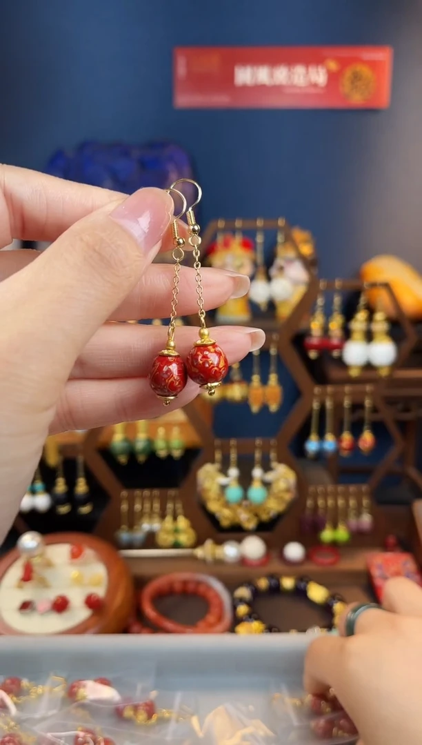 荷**茵，红色福建大漆耳钩小号