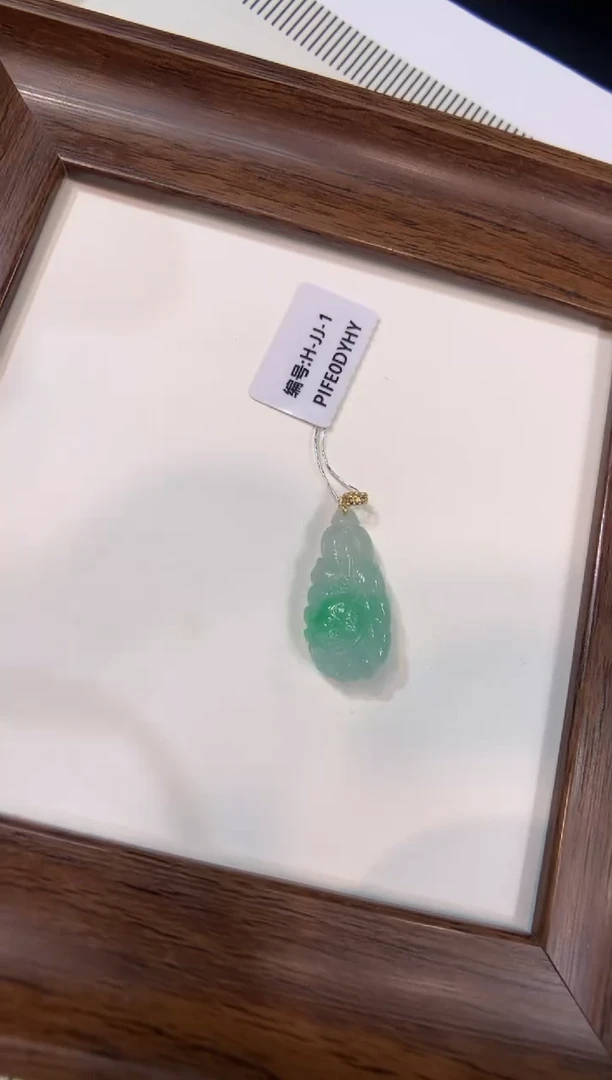 颈饰18K金镶嵌翡翠白菜
